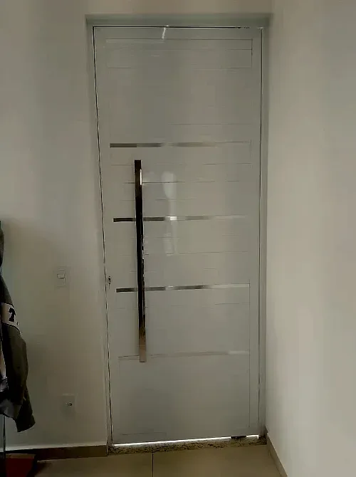 Porta em lambril de alumínio branco com puxadores cromados