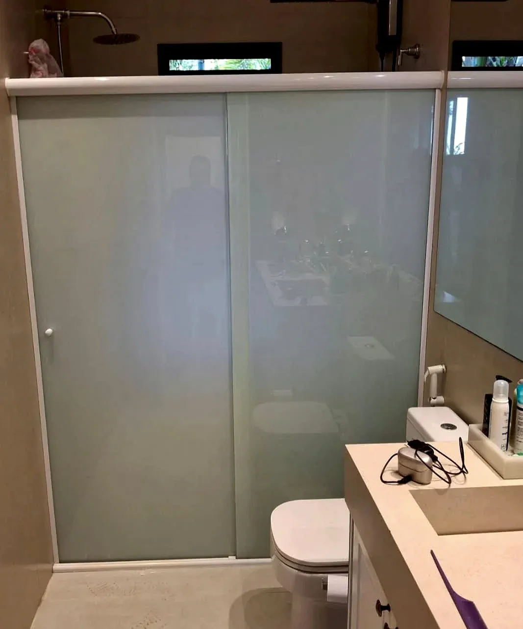 Box de correr com película branca e perfil branco