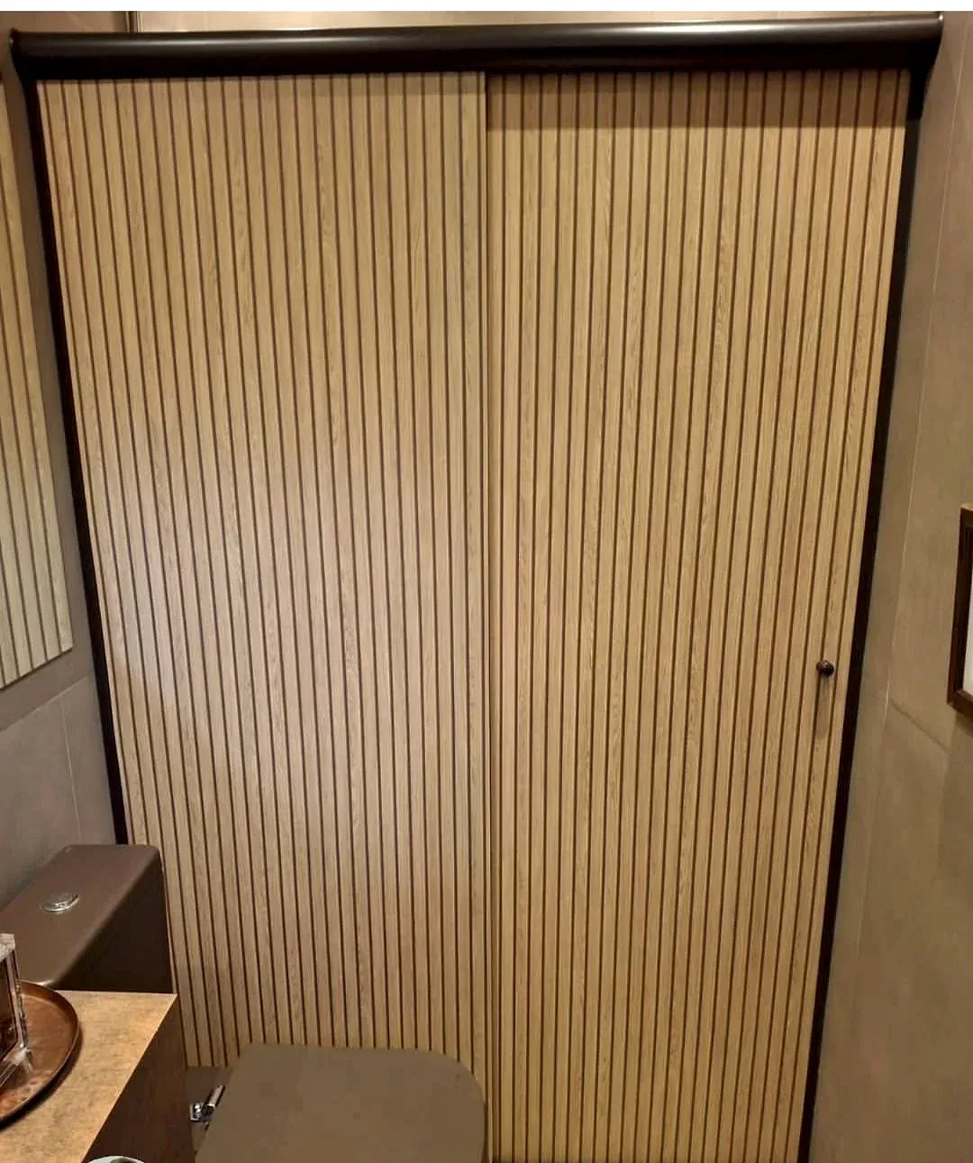 Box de correr com plotter em padrão ripado amadeirado e perfil escuro