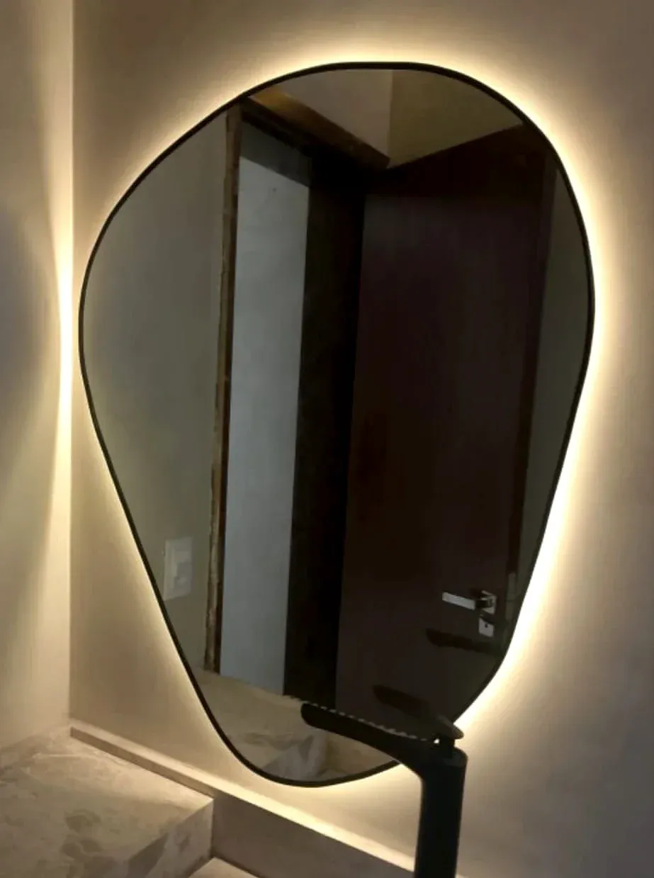 Espelho orgânico com iluminação LED indireta instalado em lavabo
