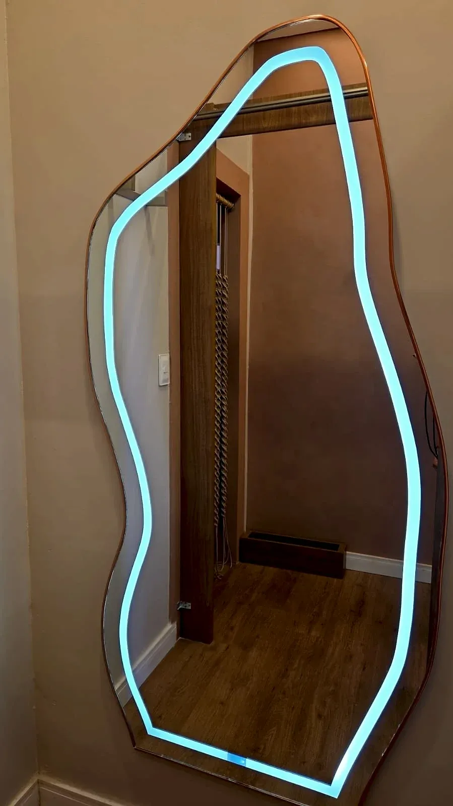 Espelho orgânico alto com LED e moldura acobreada