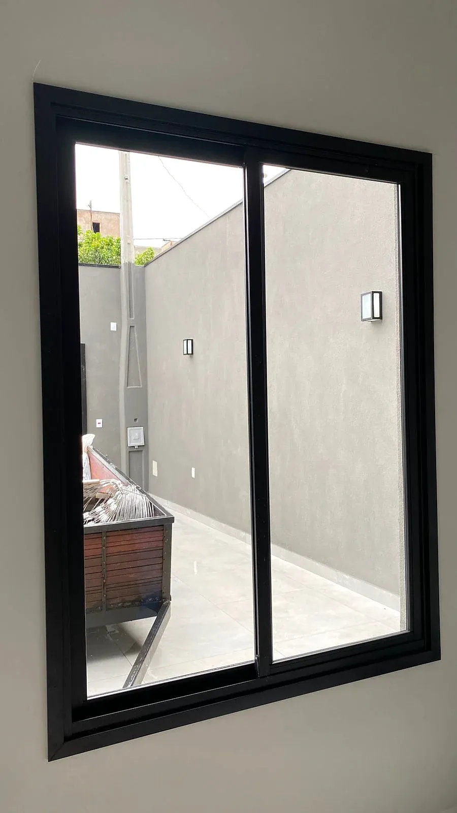 Janela de correr em esquadria de alumínio preto com vidro, vista de dentro