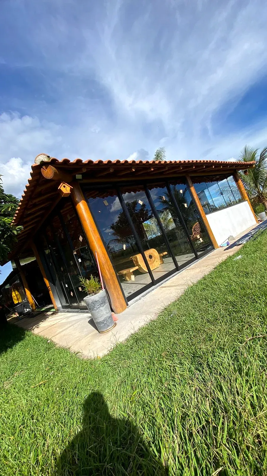 Área gourmet fechada com portas de correr de vidro em esquadria de alumínio preto