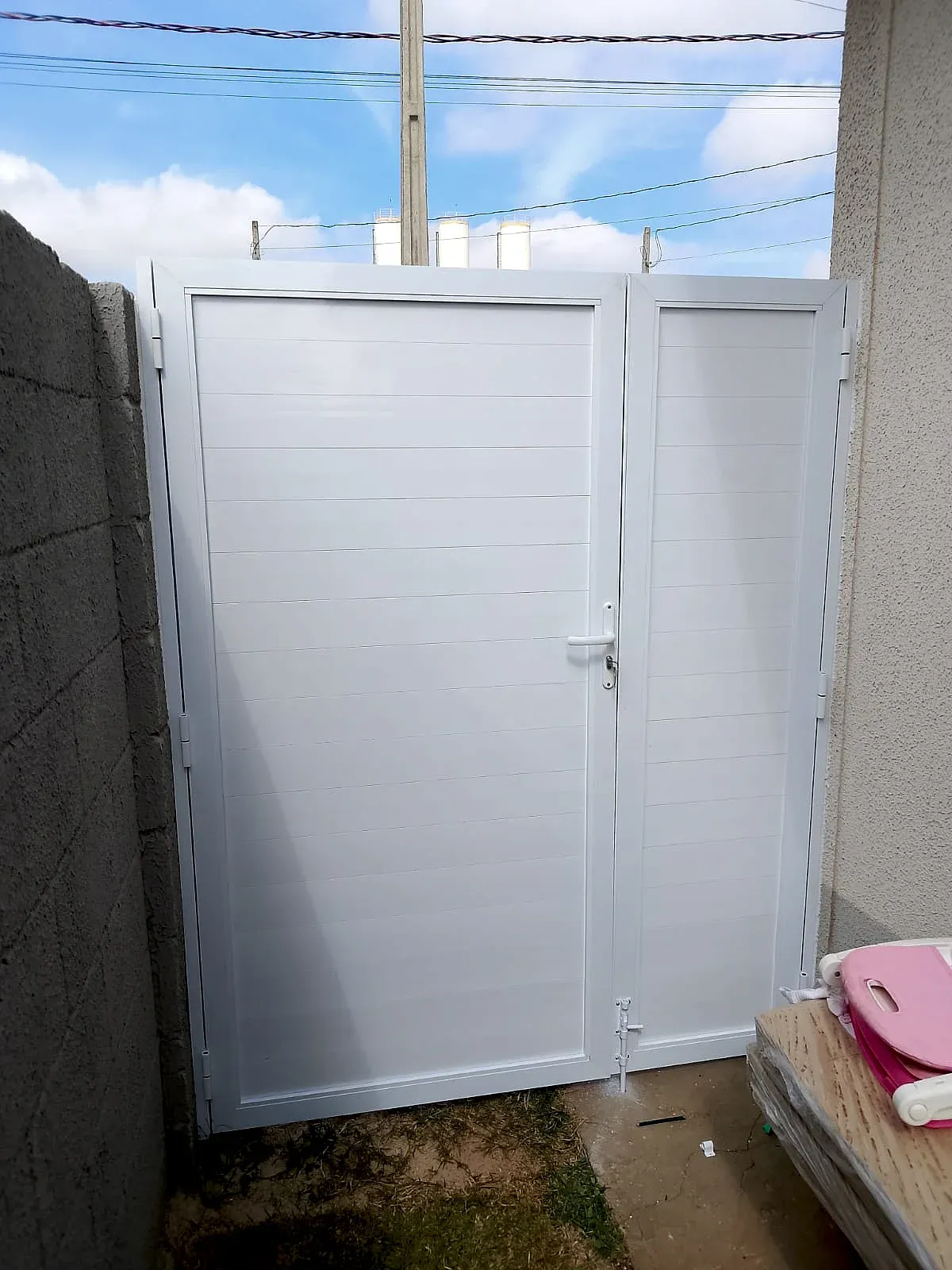 Portão de alumínio branco com frisos horizontais e porta social