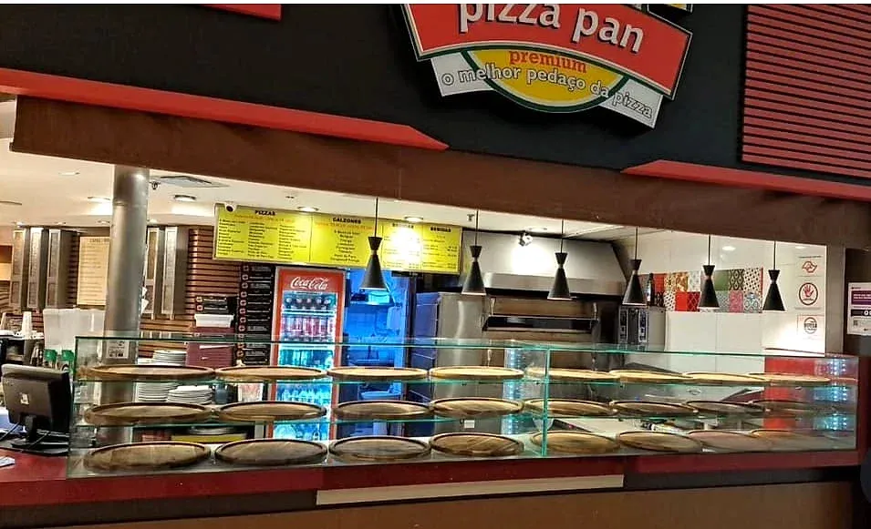 Vitrine de vidro com prateleiras em balcão de pizzaria na praça de alimentação